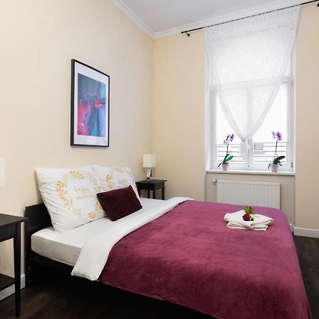 Uroczy Apartament Loretanska Lägenhet Krasków Exteriör bild